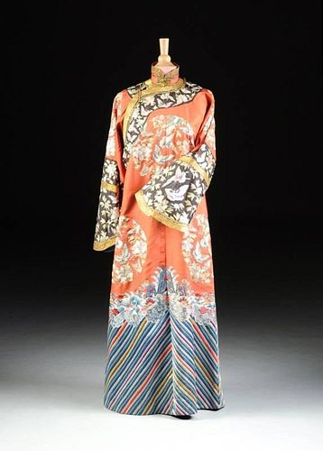 A FINE CHINESE POLYCHROME EMBROIDERED SALMON PINK GROUND SILK WOMAN'S FORMAL UNOFFICIAL COAT, LATE 19TH/EARLY 20TH CENTURY,