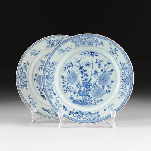 A PAIR OF ANTIQUE CHINESE BLUE AND WHITE ENAMELED PORCELAIN PLATES, POSSIBLY 18TH CENTURY,