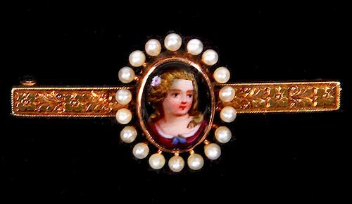 PORCELAIN AND GOLD BROOCH