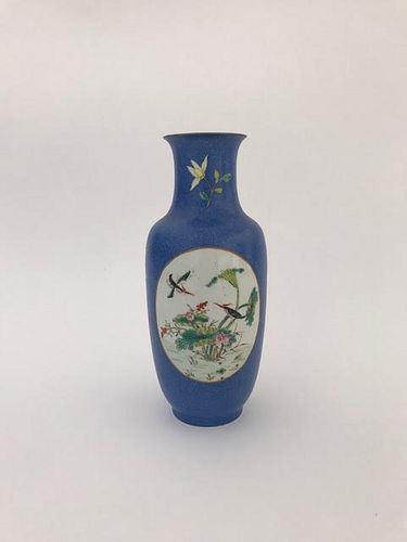 Chinese Hand Painted Porcelain Bird Vase.