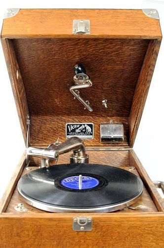 "Victor Talking Machine" Phonograph