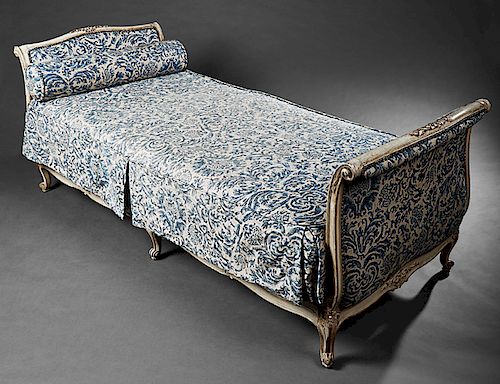 Louis XV Style Carved Polychromed Daybed, 20th c., the upholstered sleigh ends joined by relief decorated wood rails, in blue velvet foliate upholster