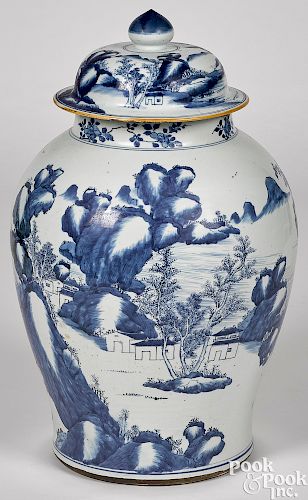 Large Chinese Qing dynasty porcelain urn