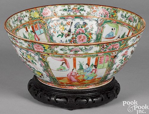 Chinese export porcelain rose medallion bowl