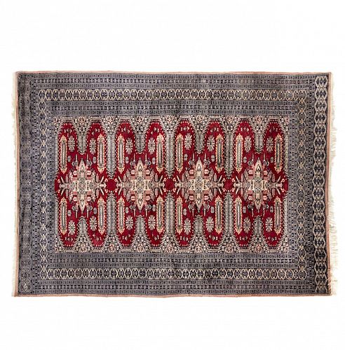 ASIAN WORKS OF ART carpet in wool and silk, second half of the 20th C Alfombra oriental en lana y seda, de la segunda mitad del s