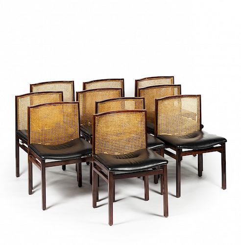 Set of ten chairs, probably Italian, in rosewood, leather a Juego de diez sillas probablemente italianas en palisandro,