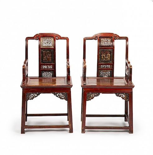 Pair of Chinese chairs in carved, lacquered and partially g Pareja de sillas chinas en madera tallada, lacada y parcial