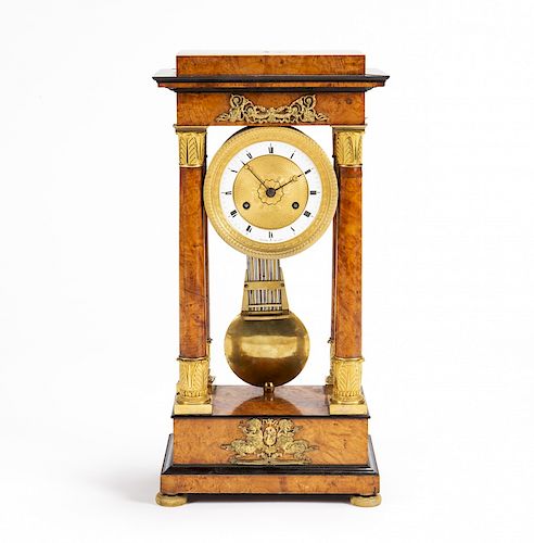 French Empire-Restoration "de pórtico" clock in root wood a Reloj de sobremesa "de pórtico" francés Imperio-Restauració