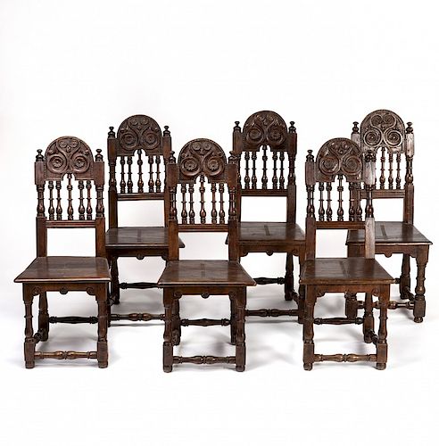 Set of six chairs from the North of Spain in carved oak, la Juego de seis sillas del norte de España en roble tallado, 
