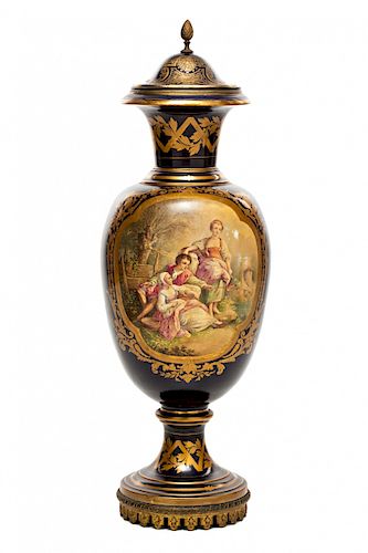 Sèvres type porcelain vase with gilt-bronze mount, late 19t Jarrón en porcelana tipo Sèvres con monturas en bronce dora