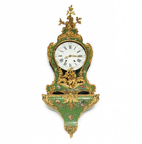 French Louis XV bracket clock in polychrome wood and gilt b Reloj de ménsula francés Luis XV en madera policromada y br