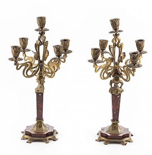 Pair of French Art Nouveau candelabra in gilt bronze and re Pareja de candelabros franceses Art Nouveau en bronce dorad
