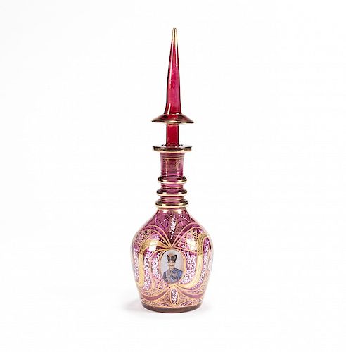 Decanter in engraved, enamelled and gilt rose crystal of Bo Decantador en cristal rosado grabado, esmaltado y dorado de
