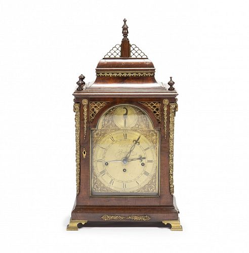 English "bracket" clock with case in mahogany and gilt bron Reloj "bracket" inglés con caja en caoba y bronce dorado, d