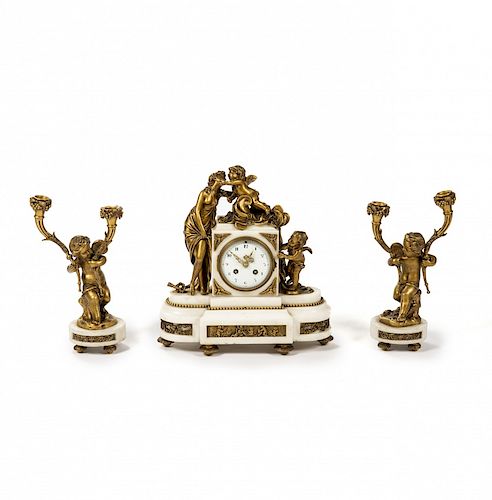French Louis XVI style ornament comprising a clock and a pa Guarnición francesa estilo Luis XVI formada por reloj y par