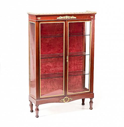 French Empire-style display cabinet in mahogany with gilt b Vitrina francesa estilo Imperio en caoba con aplicaciones e