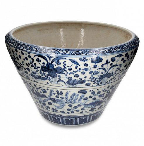Chinese fish bowl of Ming style in porcelain, 20th Century  Jarrón-pecera chino estilo Ming en porcelana, del siglo XX 