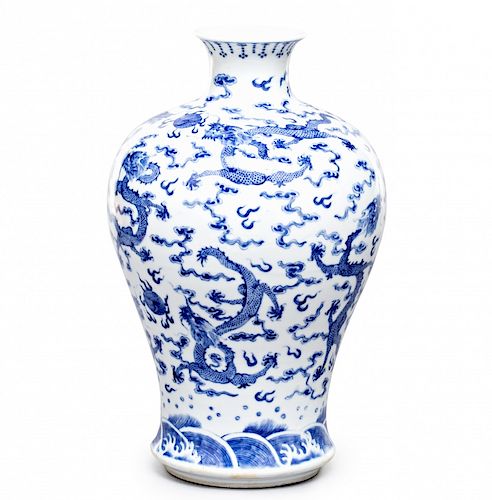 Chinese porcelain vase,  20th Century Jarrón chino en porcelana, del siglo XX