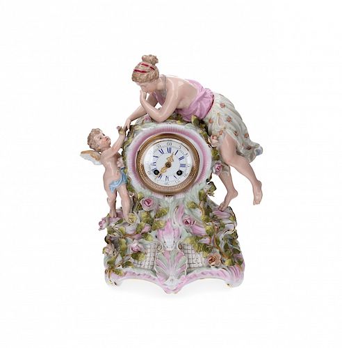 German table clock in Plaue porcelain with vegetable decora Reloj de sobremesa alemán en porcelana de Plaue con decorac