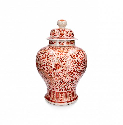 Chinese porcelain jar, first half of the 20th Century Tibor chino en porcelana, de la primera mitad del siglo XX