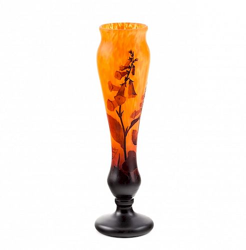  Daum Frères, Vase with foxgloves, Polychrome glass of seve  Daum Frères, Jarrón con dedaleras, Vidrio polícromo de var