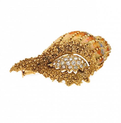 Conch-shaped brooch in gold, enamel and diamonds  Broche en forma de caracola en oro, esmalte y diamantes