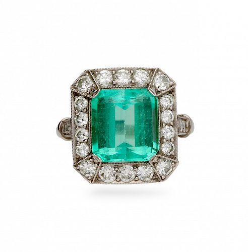 Emerald and diamonds ring Sortija de esmeralda y diamantes