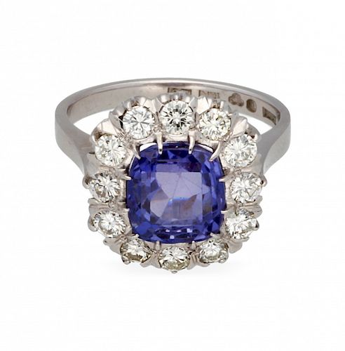 Ring with sapphire framed by diamonds Sortija de zafiro orlado de diamantes