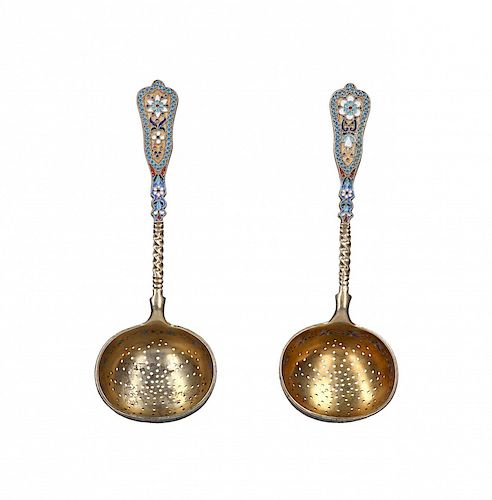 Pair of Russian spoons-filter in gilt and "cloisonné" ename Pareja de cucharas-filtro rusas en plata dorada y esmaldata