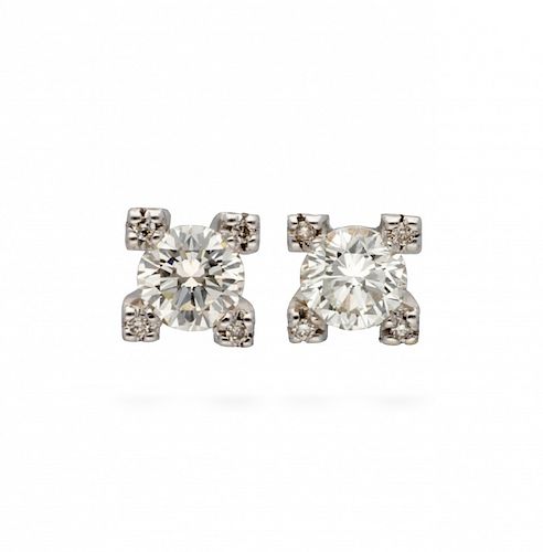 Diamonds stud earrings Pendientes dormilonas de diamantes