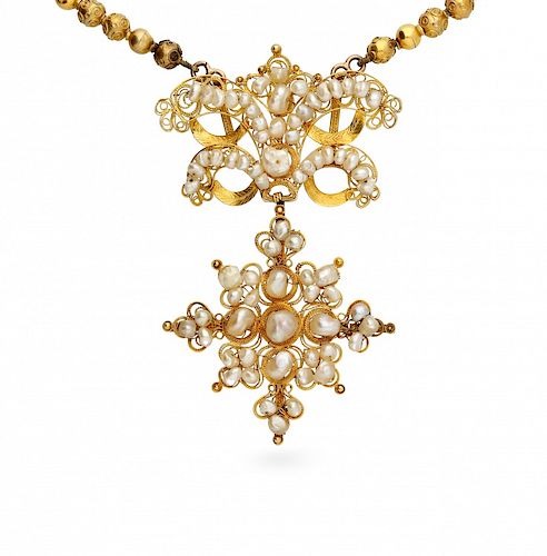 Gold and pearls popular pendant, probably of the 19th Centu Colgante popular en oro y perlas, probablemente del siglo X