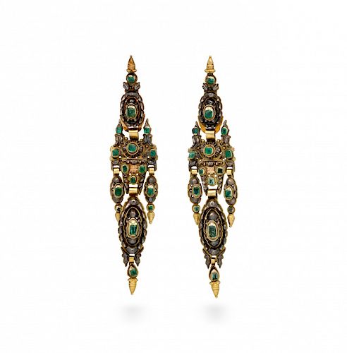Emeralds long earrings, 18th Century Pendientes largos de esmeraldas, del siglo XVIII