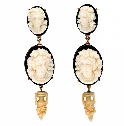 Onyx and white coral long earrings  Pendientes largos en ónix y coral blanco