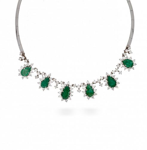 Emeralds and diamonds choker, circa 1950 Gargantilla de esmeraldas y diamantes, hacia 1950