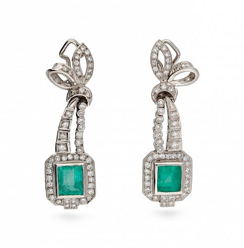 Emeralds and diamonds long earrings  Pendientes largos de esmeraldas y diamantes
