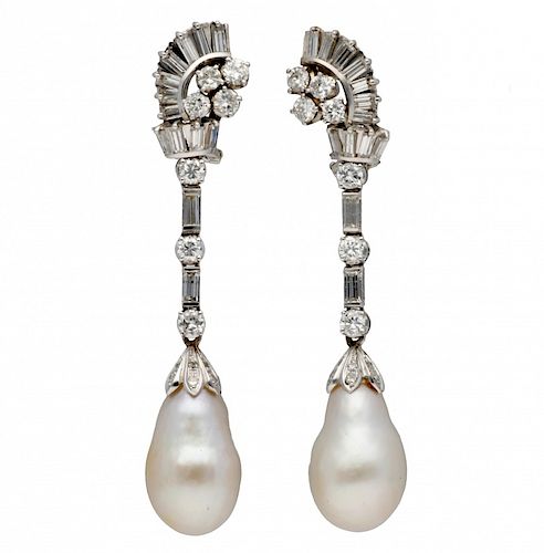 Pearls and diamonds long earrings Pendientes largos de perlas y diamantes