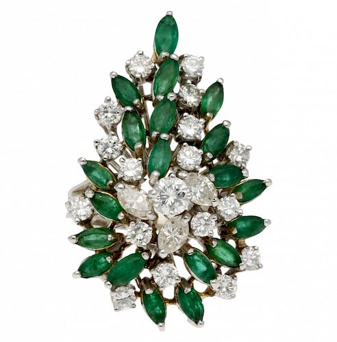 Emeralds and diamonds ring Sortija de esmeraldas y diamantes