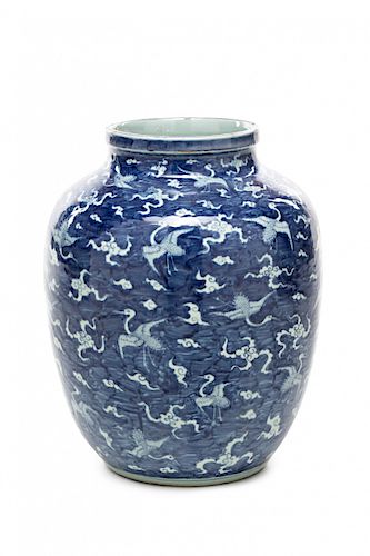 Big Chinese porcelain vase with cranes decoration, 20th Cen Gran jarrón chino en porcelana con decoración de grullas, d