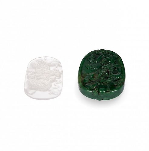 Two Chinese pendants in white jade and green jade, 20th Cen Dos colgantes chinos en jade blanco y jade verde, del siglo