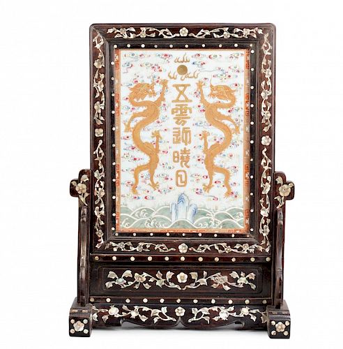 Chinese porcelain panel with dragons with frame in wood and Panel chino en porcelana con dragones con marco en madera y