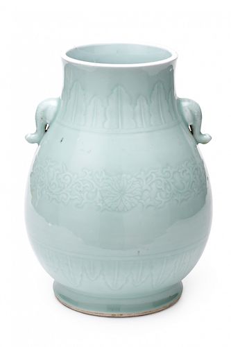 Chinese Celadon porcelain vase, first third of the 20th Cen Jarrón chino en porcelana celadón, del primer tercio del si