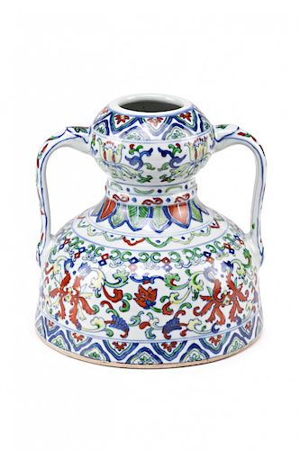 Chinese Qianlong porcelain vase with tow handles, 20th Cent Jarrón con dos asas chino en porcelana Qianlong, del siglo 