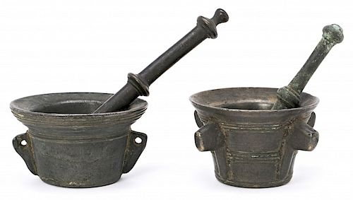 Two Spanish mortars with their pestles in bronze, 16th-17th Dos morteros españoles con su mano en bronce, de los siglos