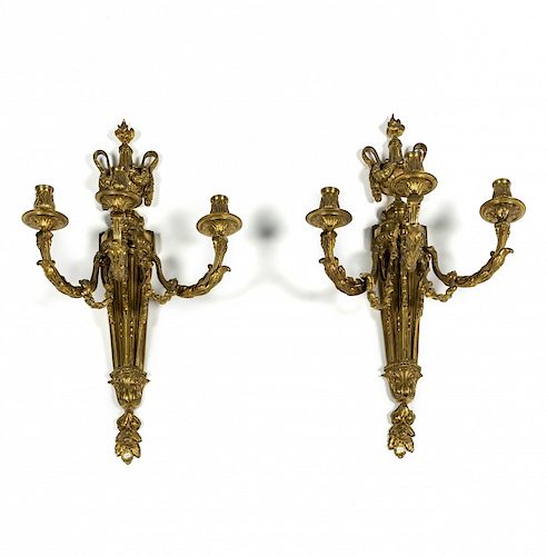 Pair of Louis XVI style wall lamps of three lights in gilt  Pareja de apliques de tres luces en bronce dorado de estilo