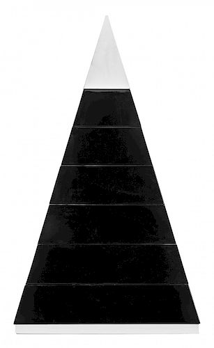Giacomo Passera, Pyramid-shaped chest of drawers* , Black-l Giacomo Passera, Cómoda piramidal*, Madera lacada en negro 