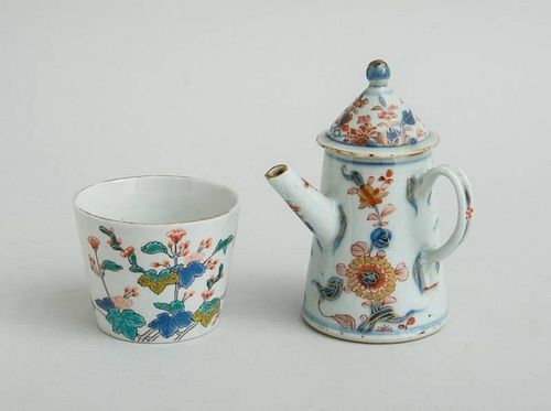 CHINESE EXPORT PORCELAIN IMARI CHILD'S CHOCOLATE POT AND A KAKIEMAN CUP