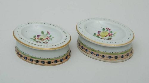 PAIR OF CHINESE EXPORT PORCELAIN FAMILLE ROSE OVAL SALTS