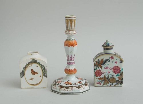 CHINESE EXPORT PORCELAIN TOBACCO LEAF PATTERN TEA CADDY AND COVER AND AN EXPORT CANDLESTICK