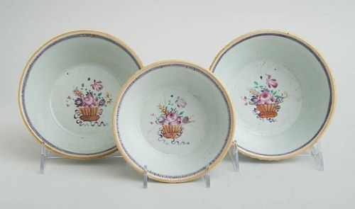 NEST OF THREE CHINESE EXPORT PORCELAIN FAMILLE ROSE BOWLS