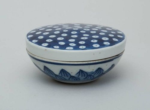 CHINESE BLUE AND WHITE PORCELAIN POMADE POT AND COVER